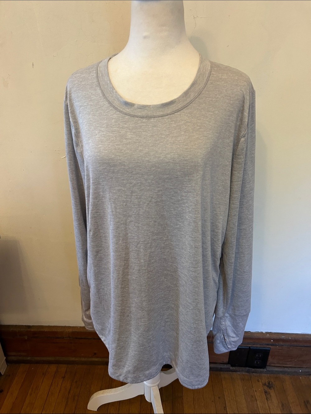 Athleta light Gray Long Sleeve Tee Shirt Size XL EUC